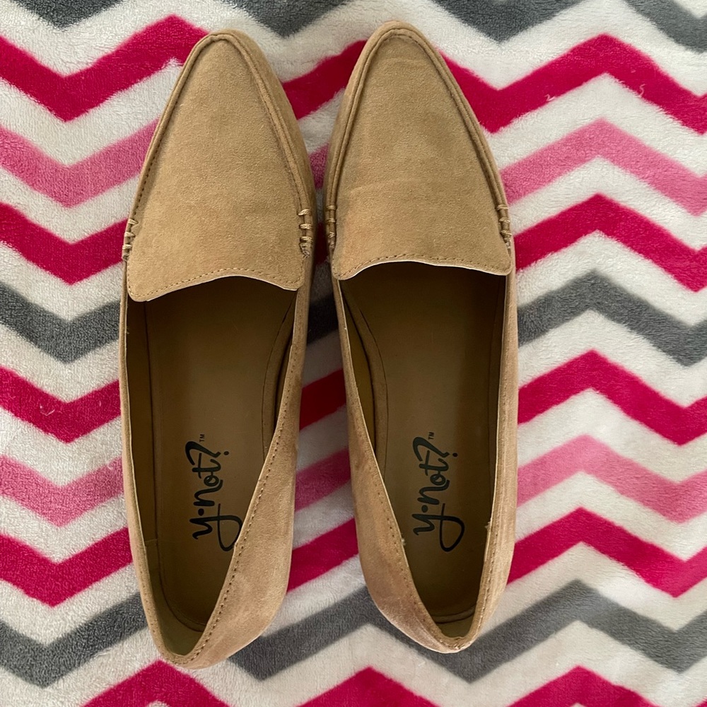 Pointed toe flat